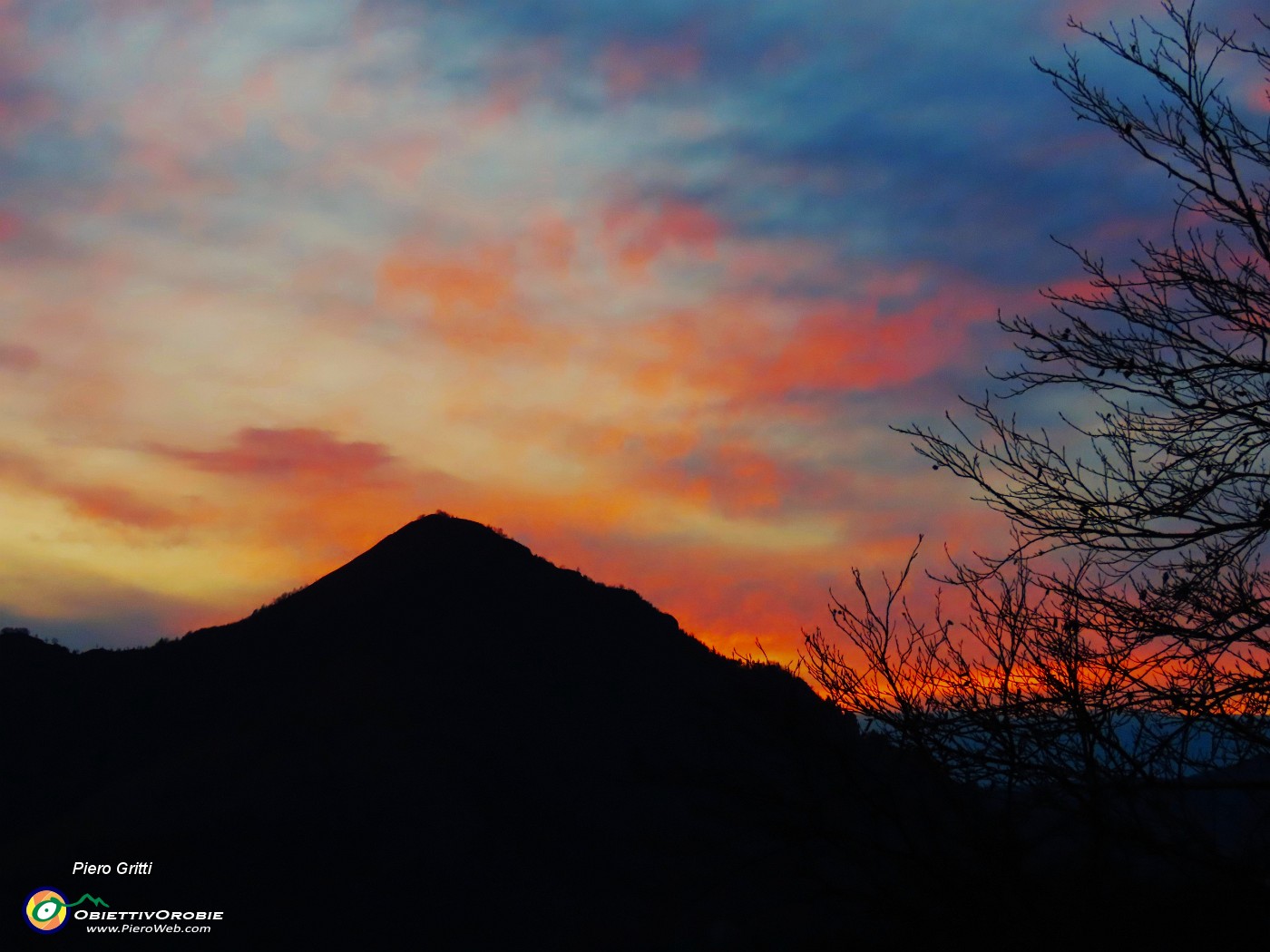 06 Colori del tramonto infuocato al Monte Gioco.JPG